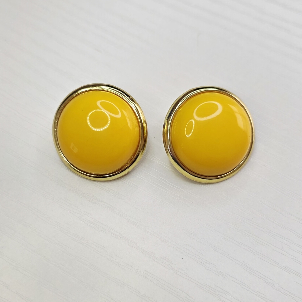 Vintage Yellow and Gold Clip-On Dome Earrings – 80s Minimalist Jewelry